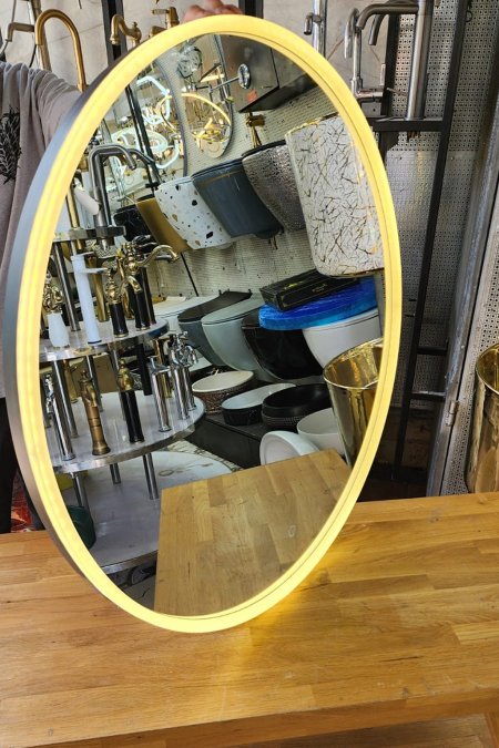 مرآة بيضاوية بإضاءة أمامية وإطار ستيل مصقول